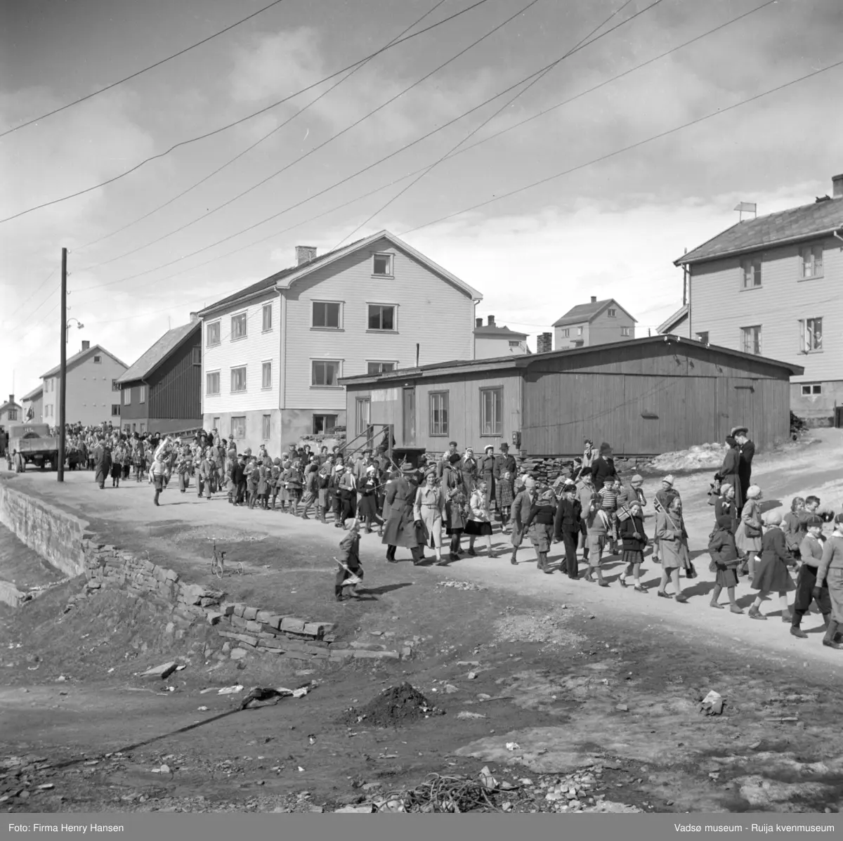 Vadsø 17 mai 1952. Folketog på vei østover i Havnegata.