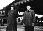 F6 Karlsborg 1949. 1. divisionen. Flygtekniker Olle Norberg till höger samt en värnpliktig. Albumet är en del av en donation från Karl-Axel Hansson, Karlsborg. Förteckning över hela donationen finns i albumet samt som Word-dokument.