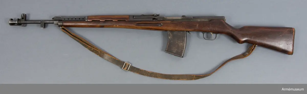 Halvautomatiskt gevär med samhörande rem och magasin för 15 skott. Bajonett saknas.
Avtomaticheskaja Vintovka Simonova - AVS-36

Kapacitet: 800 skott/minut, i praktiken 25-40 skott per minut
Mynningshastighet: 840 m/s
Skottvidd: 600 m