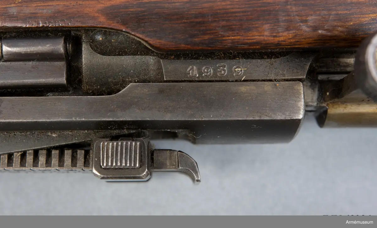 Halvautomatiskt gevär med samhörande rem och magasin för 15 skott. Bajonett saknas.
Avtomaticheskaja Vintovka Simonova - AVS-36

Kapacitet: 800 skott/minut, i praktiken 25-40 skott per minut
Mynningshastighet: 840 m/s
Skottvidd: 600 m