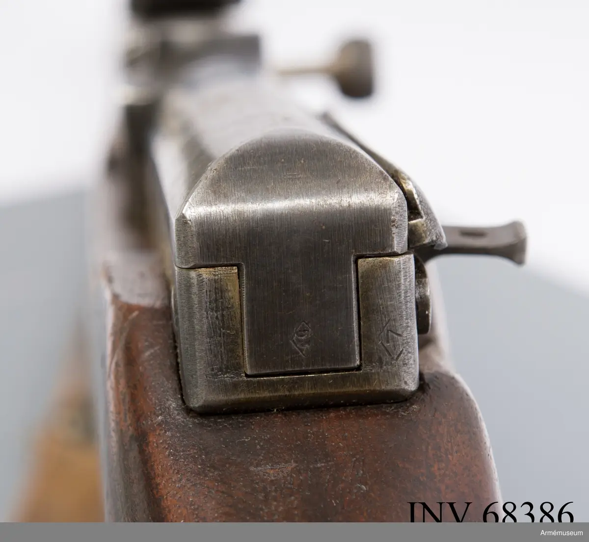 Halvautomatiskt gevär med samhörande rem och magasin för 15 skott. Bajonett saknas.
Avtomaticheskaja Vintovka Simonova - AVS-36

Kapacitet: 800 skott/minut, i praktiken 25-40 skott per minut
Mynningshastighet: 840 m/s
Skottvidd: 600 m