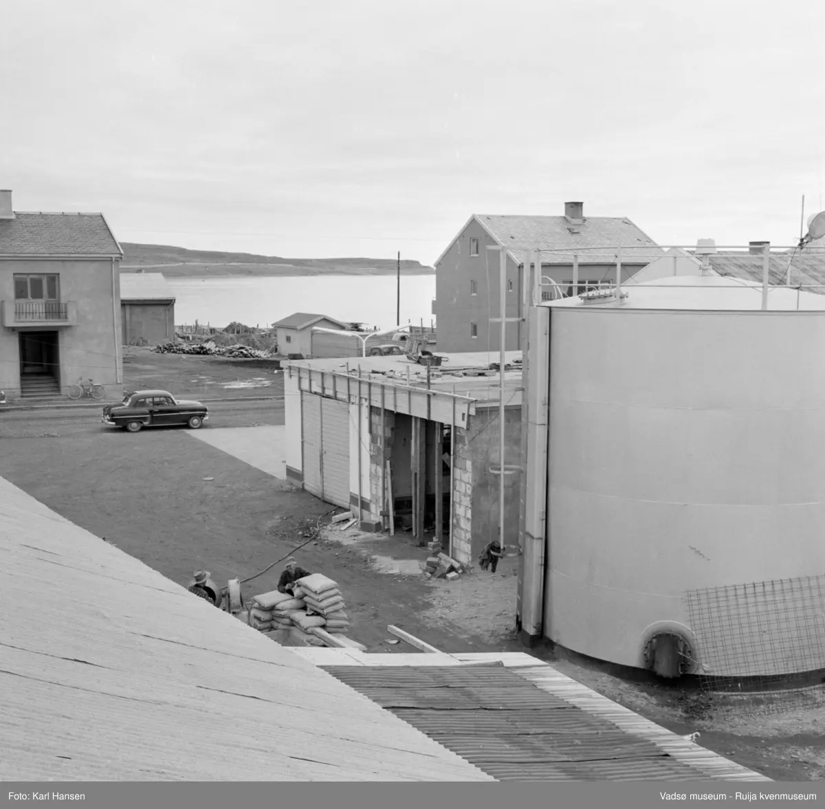 Vadsø sentrum 1959. Shells tankanlegg for drivstoff i høyre del av bildet. Rett over Tollbugata til venstre i bildet, ser vi meieribygget.