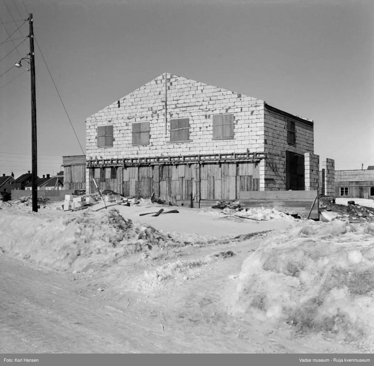 Vadsø 1962. Fylkesmannens bolig under oppføring i krysset Damsveien/G.Gulliksensgate.