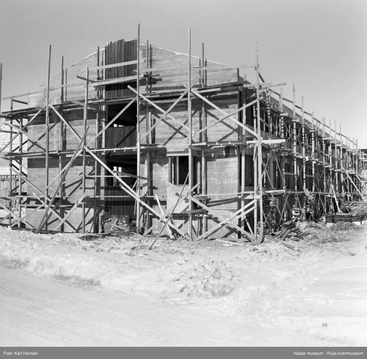 Vadsø 1962. Fylkesmannens administrasjonsbygg, i dag Statens hus, under oppføring. Bildet er tatt fra syd.