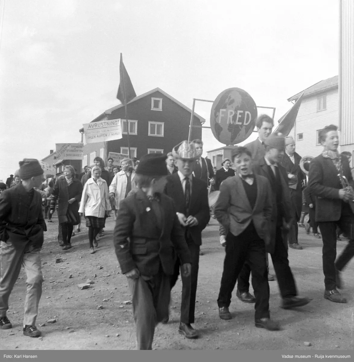 Vadsø 1.mai 1960. En del av demonstrasjonstoget 1.mai.