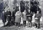 Hembygdsstyrelsen i Habo och Gustav Adolfs hembygdsförening. Fr. v. köpman Josef Lundqvist, Habo, lantmäst. Lars Weibull, Habo, kantor Bertil Söderlund, Habo, landsantikvarie Gunnar Ullenius, Skara, köpman Arne Wulff, Mullsjö, Åke Isaksson, Mullsjö, Gunnar Axelsson, Mullsjö.