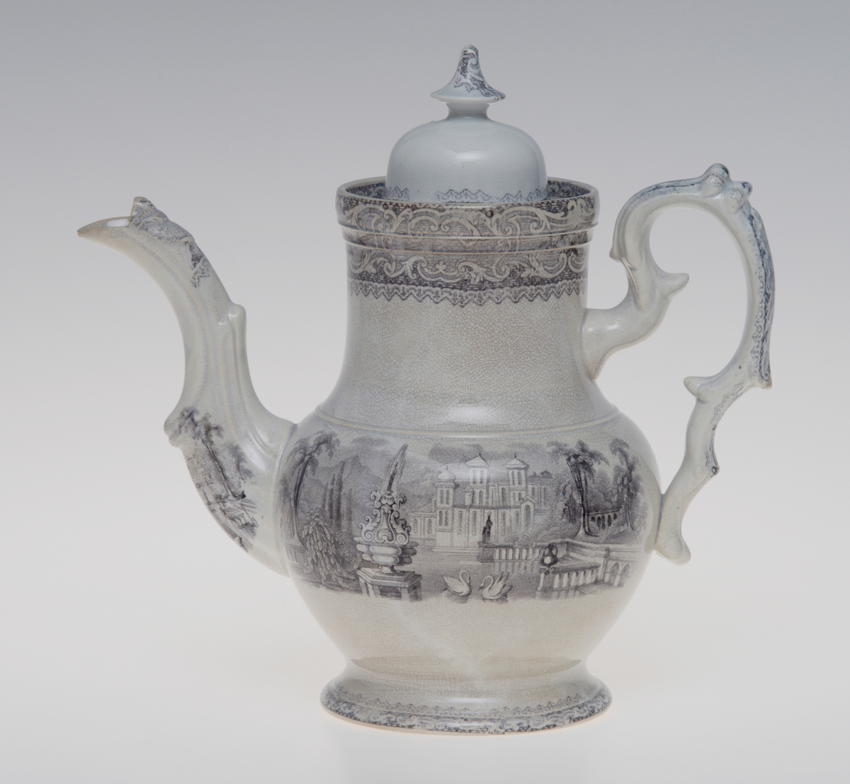 Hovedmønsteret består av en slottsplass, med slottet bak en stor fontene og trær på hver side. Et blondemønster av blader er lagt rundt fot, hanke, åpning, tut, og de ytterste kantene på lokket.