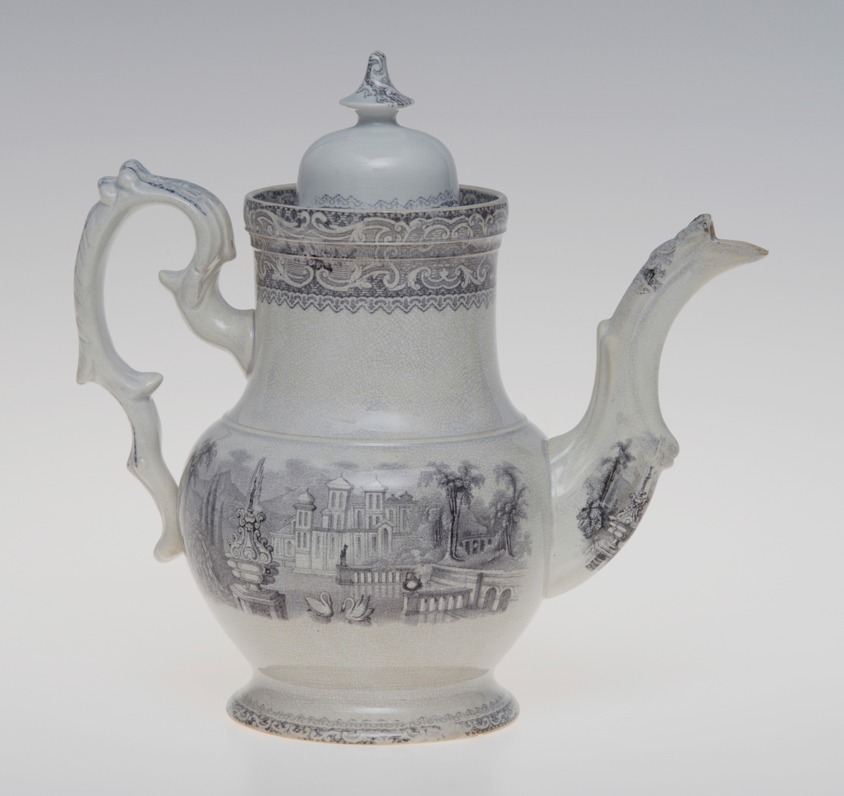 Hovedmønsteret består av en slottsplass, med slottet bak en stor fontene og trær på hver side. Et blondemønster av blader er lagt rundt fot, hanke, åpning, tut, og de ytterste kantene på lokket.