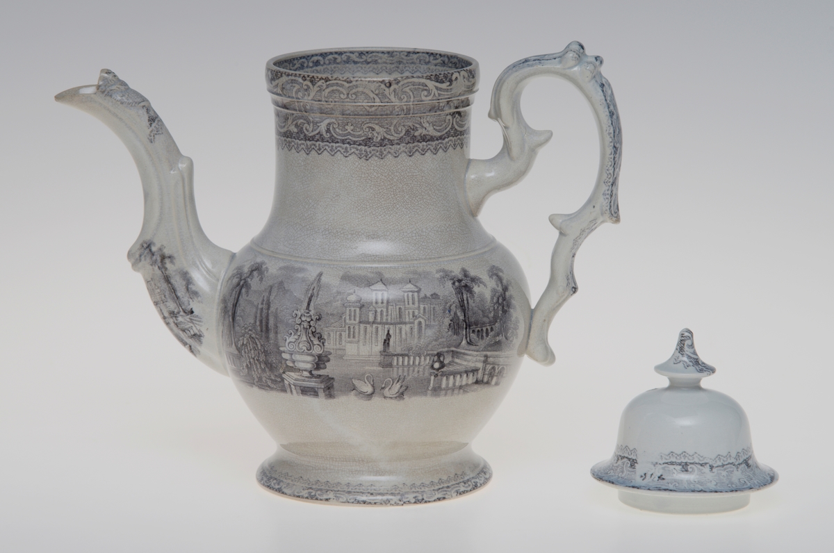 Hovedmønsteret består av en slottsplass, med slottet bak en stor fontene og trær på hver side. Et blondemønster av blader er lagt rundt fot, hanke, åpning, tut, og de ytterste kantene på lokket.