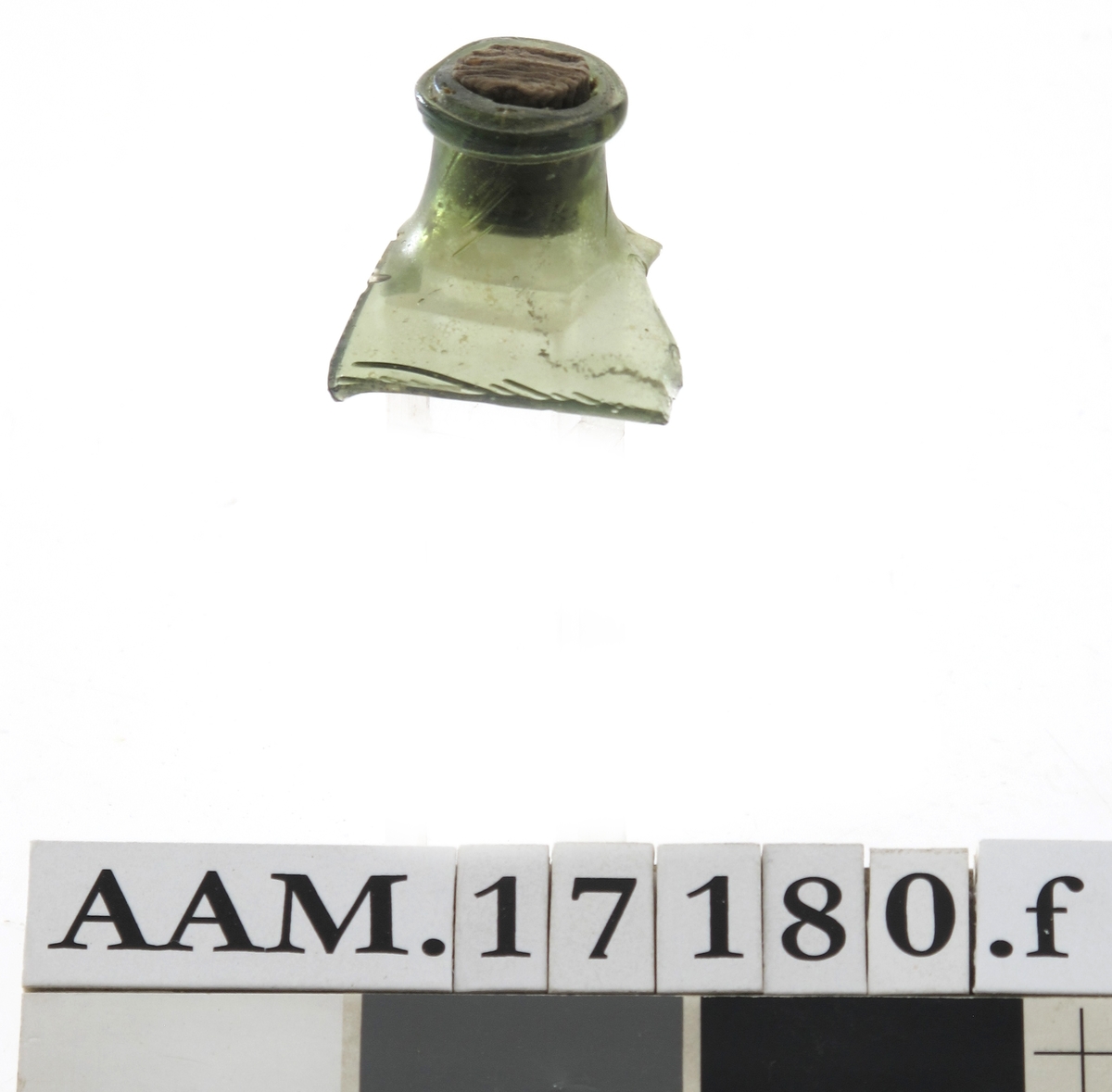 Kantineflaskefragment. 

i alt 172 stk.  
Bunnskår 22 stk.  Hals, skulder 35 stk. Sideskår 34stk.  Bunnskår, dels med side 13 stk.  Munningsskår 16stk.  
Desstten 52 stk. usorterte, tildels meget små.