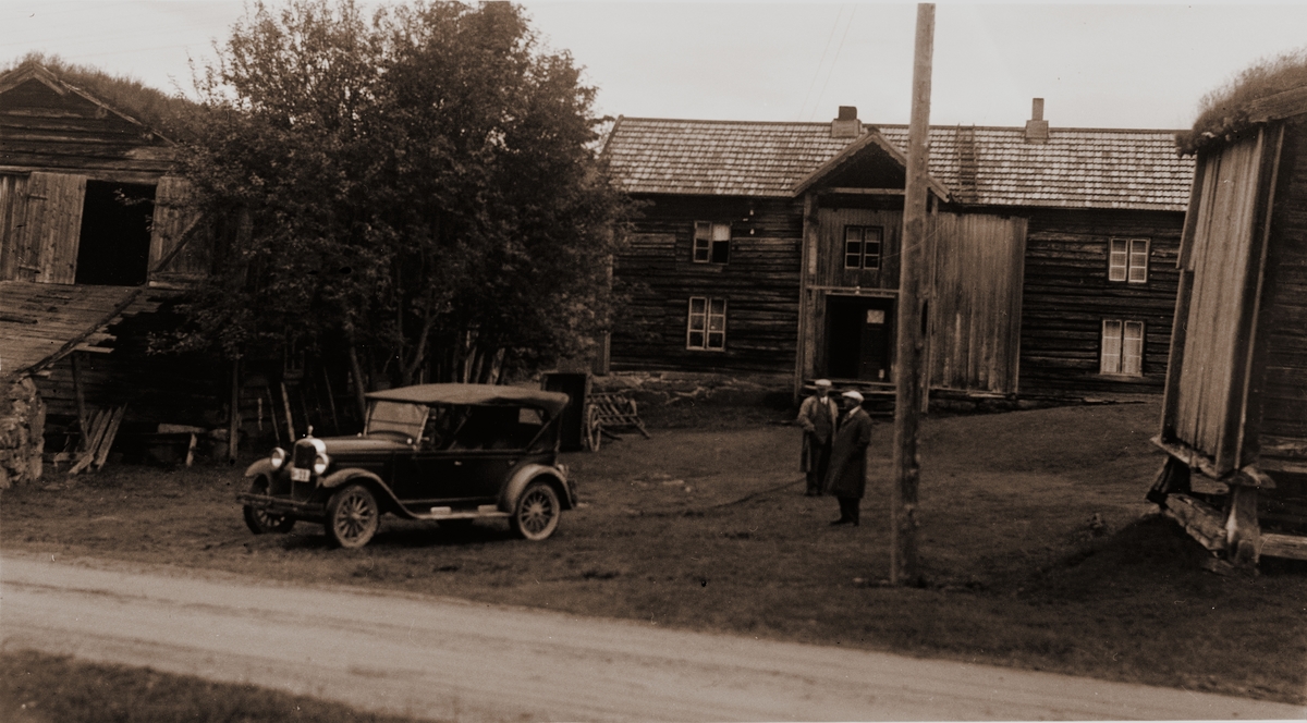 Foto av: bilen (utside og innside), veien med politi til stede, skog, åstedundersøking(?) ved et vann, utenfor en gård med politi og biler. Fra en overfallssak der to svensker visstnok var overfalt og drept, men det viste seg senere at den ene overfalt den andre. Etterforskningen ble utført av politifullmektig Hoel ved Uttrøndelag politikammer og politibetjent Dragvold ved Trondheim politikammer.