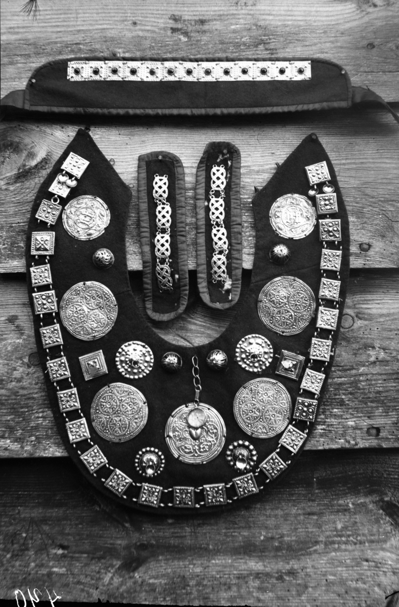 Rikard Berges fotoarkiv. Brudesølv fra Hardanger. Øverst: undersølv, midten: handlad, nederst: bringesølv  (bringetekkje). Fotografert 1920.