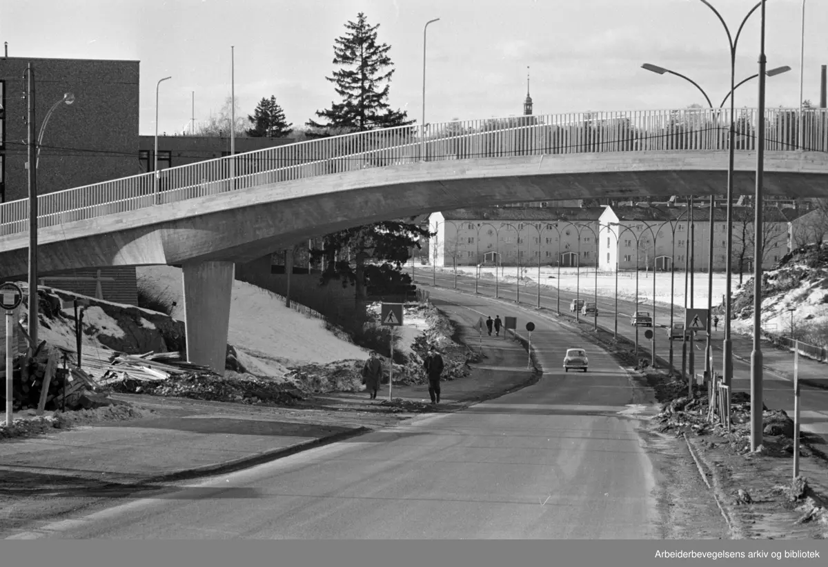 Ringveien. Fotgjengerbrua på Tåsen. Februar 1965