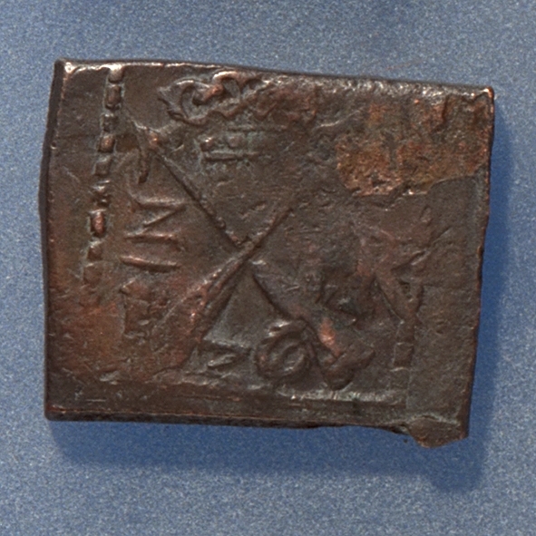 Â½- öre

Fyrkantigt mynt.

Bra skick, något slitet.

Vikt: 11,7 gram.



Text in English: Square-shaped coin. Denomination: Â½ - öre.

The obverse side has a Vasa sheaf in the centre, partly visible. The initials G R appear in capital letters. G placed to the left and R to the right of the sheaf.

The coin stamp is off-centre. The frame is partly visible.

The reverse side has two crossed arrows beneath a crown, partly visible. On the left hand side is the fraction 2/1, and on the right the initials ÖR, partly visible.

The two digit year of coinage, 26 (1626), is placed beneath the arrows.

The coin stamp is off-centre. The frame is partly visible.



Present condition: good.

Weight: 11,7 gram.