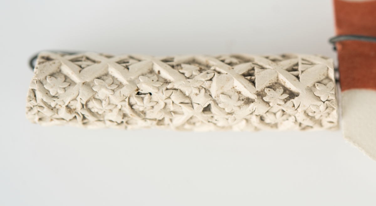 Rakt skaft, ornerade med rut- och korsmönster