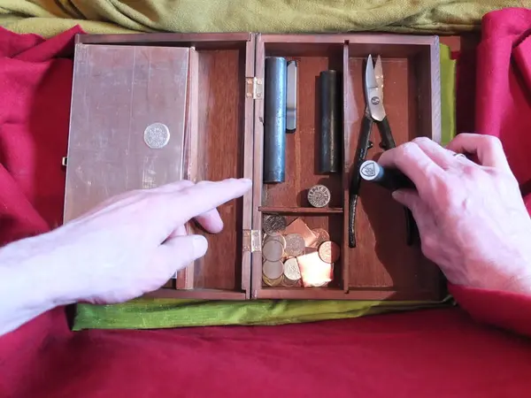 Skrin med myntslagerutstyr. Avbitertang, myntpreger, myntemner, 