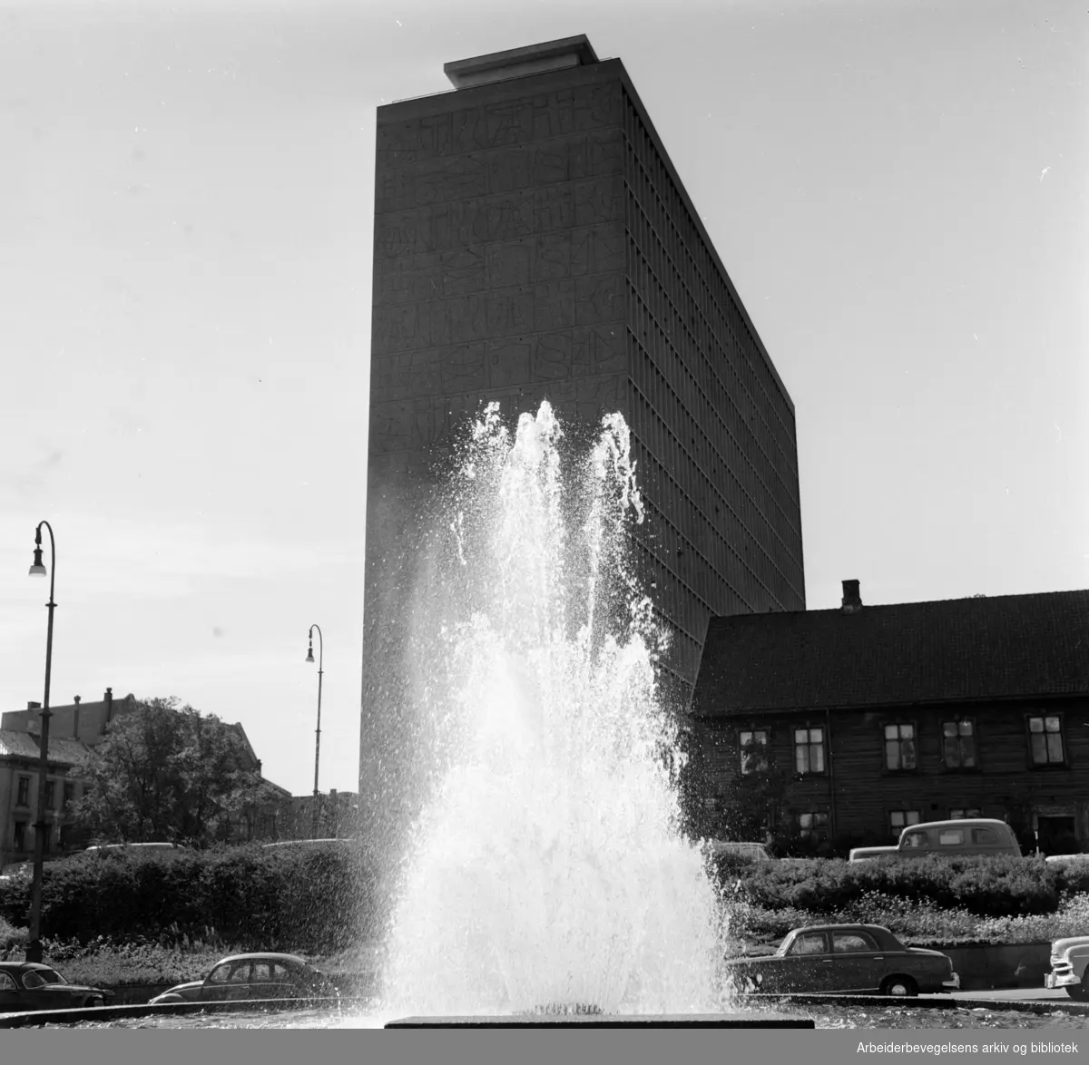 Regjeringsbygget, eksteriører med bassenget i forgrunnen. September 1959