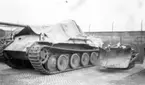 Tysk stridsvagn Kungstiger uppställd på garageområdet vid P 4 Skövde 1948.