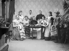 Modister vid A Steinbachs Modehandel, Kungsgatan 49, Uppsala 1897