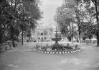 Fontän i Stadsträdgården utanför restaurang Flustret, Uppsala 1906