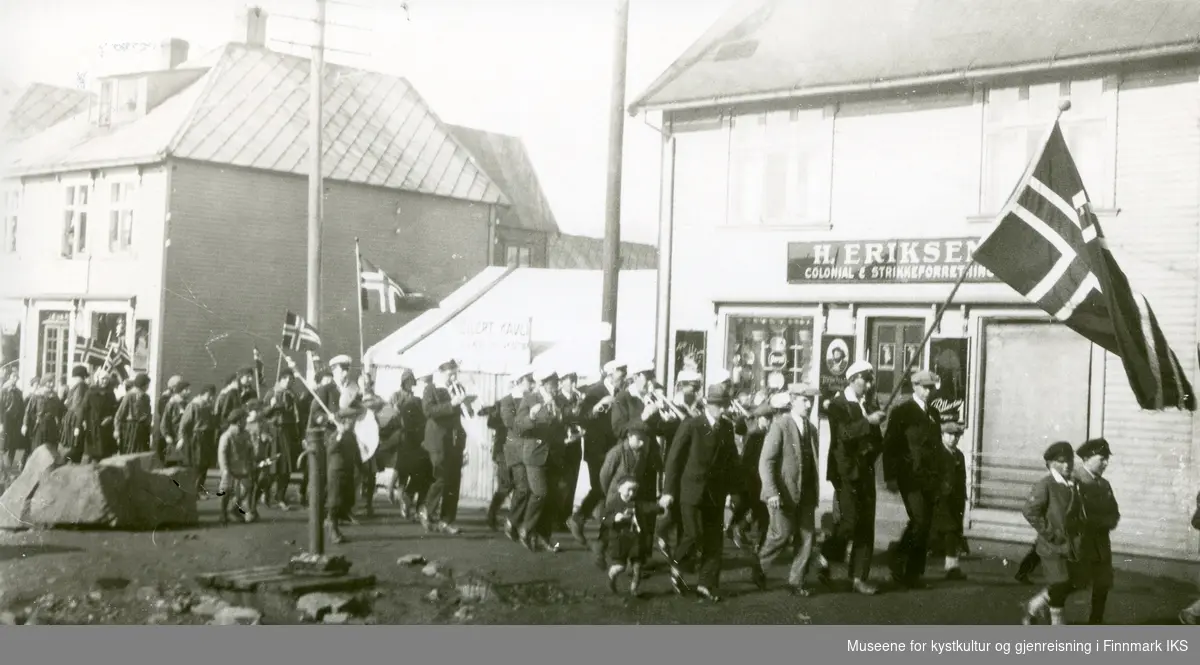 Honningsvåg. 17. mai. Borgertog på Holmen. Honningsvåg Musikkforening spiller. 17.05.1931.