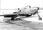 F6 Karlsborg 1951. Haveri med Flygplan A21A-3 reg.nr. 21304. Flygförare: Furir Magnus Henriksson under allmän flygträning. Orsak: Under flack inflygning för landning slog huvudhjulstället i en snövall och knäcktes. Landningen kom att ske på noshjulet och bakbommarna. Albumet är en del av en donation från Karl-Axel Hansson, Karlsborg. Förteckning över hela donationen finns i albumet samt som Word-dokument.