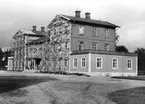 F6 Karlsborg 1951. Kanslihuset målas om från svartgrönt till herrgårdsgult. Albumet är en del av en donation från Karl-Axel Hansson, Karlsborg. Förteckning över hela donationen finns i albumet samt som Word-dokument.