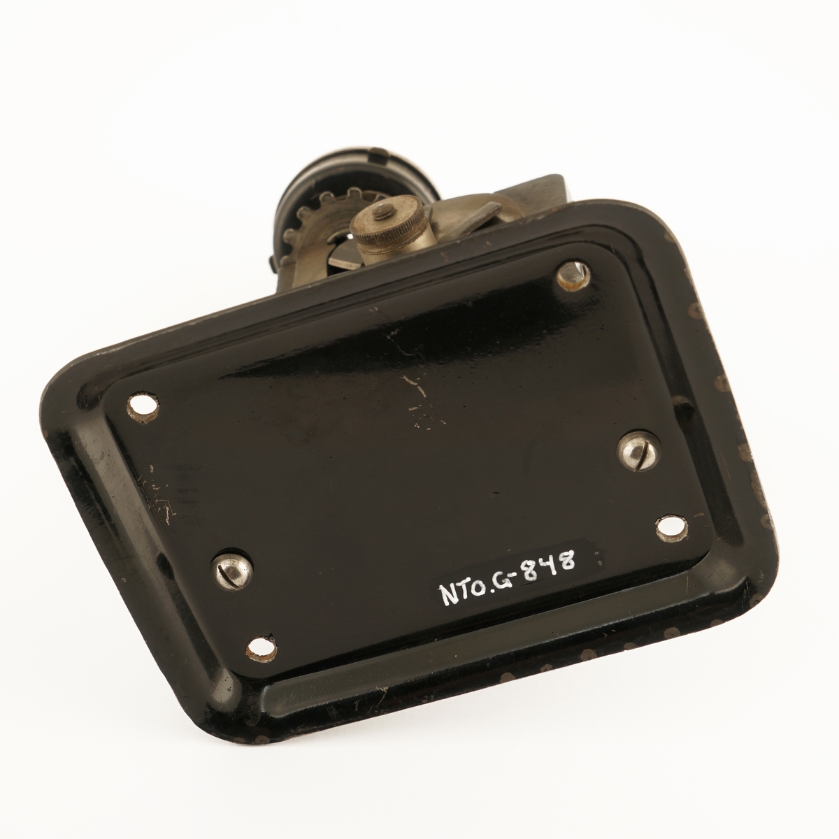 Blyantspisseapparat av  sortlakkert metall med dreiet håndtak i tre.