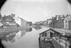 Västra Ågatan, Fyrisån och Östra Ågatan från Islandsbron, Up
