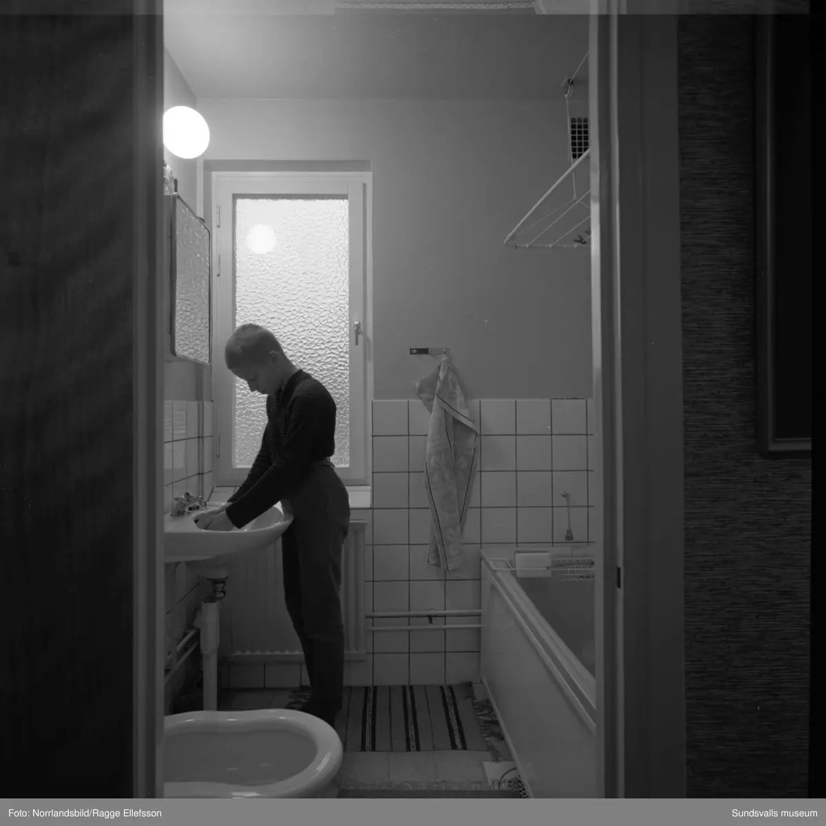 Interiörbilder från lägenheter i den nybyggda flerfamiljslängan vid Bergsgatan, Lekängsvägen, kallad "Långholmen".