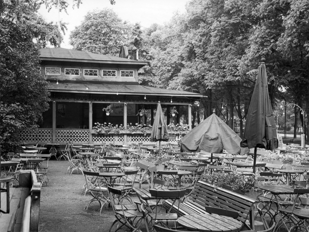 Kakhuset var ett populärt uteställe som låg vid Götaparken invid Norra Promenaden i Norrköping. Byggnaden hade tidigare varit en del av Himmelstalunds Brunnssalong men flyttats till Götaparken i början av 1900-talet. Under perioden 1936 till 1956 hölls friluftskonserter och allsångskvällar på platsen. Landsantikvarien Bengt Cnattingius drev länge en kamp för att bevara Kakhuset. Byggnaden kom dock att rivas 1956 för att ge plats åt ett nytt Folkets Hus. Bilden är tagen i samband med rivningsansökan 1954.