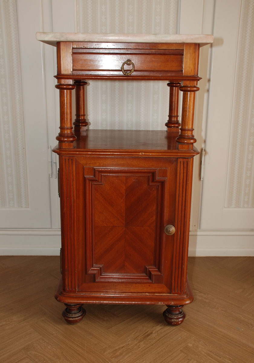 Mørk brunt nattbord med marmorplate på toppen. En skuff og skap. Åpen hylle over skapet. Marmorplate på toppen.