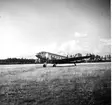 F6 Karlsborg 1952. Flygplan DC3 var den första flygplanstypen som användes vid hoppningar. (Den bevingade hästen Pegasus är målad vid nosen på planet. Albumet är en del av en donation från Karl-Axel Hansson, Karlsborg. Förteckning över hela donationen finns i albumet samt som Word-dokument.