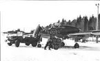 F6 Karlsborg 1952. Flygplan A21A3 (Tvestjärten) flygvapneta törstigaste flygplanstyp. Vattenkylning under motorkörning. Albumet är en del av en donation från Karl-Axel Hansson, Karlsborg. Förteckning över hela donationen finns i albumet samt som Word-dokument.