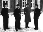 F6 Karlsborg 1953. Militärområdesbefälhavaren generalmajor Colliander besöker F6 i samband med ÖB:s inspektion. Från vänster: Kapten Paulsen, Chefen F6 överste Söderlind, generalmajor Colliander, överste Bjuggren. Albumet är en del av en donation från Karl-Axel Hansson, Karlsborg. Förteckning över hela donationen finns i albumet samt som Word-dokument.