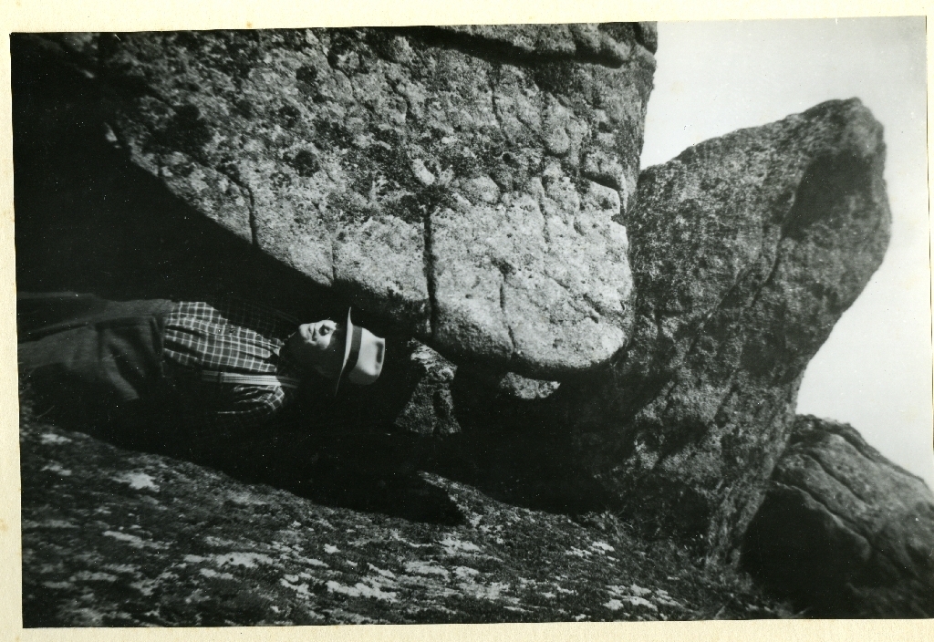 Aadne Sæland (17.1.1880 - 12.3.1951) attmed stor stein på garden, Sæland bnr. 7.
Jfr. 1984/2TIM2-44