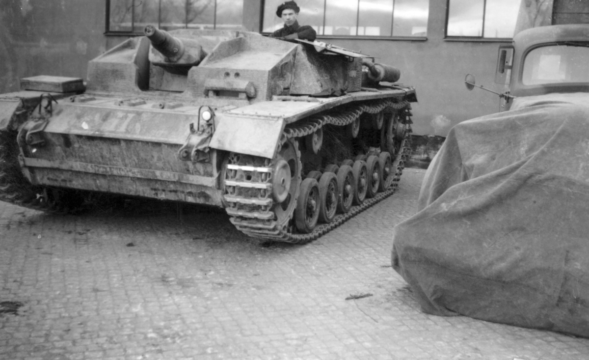 En tysk Pz III stridsvagn uppställda på garageområdet vid P 4 Skövde 1947.
I vagnen sitter korpral Ericsson P 3.