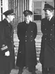 F6 Karlsborg 1953. Flottiljens intendent kapten Berg i mitten, tillsammans med kaptenerna Pedersen (till vänster) och Öhrlund. Albumet är en del av en donation från Karl-Axel Hansson, Karlsborg. Förteckning över hela donationen finns i albumet samt som Word-dokument.