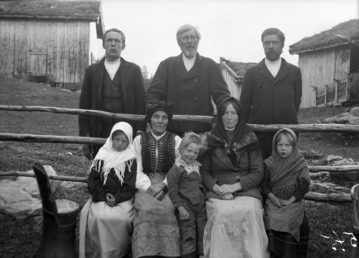 Rikard Berges fotoarkiv. Familieportrett. Jon Sollid og huslyd.