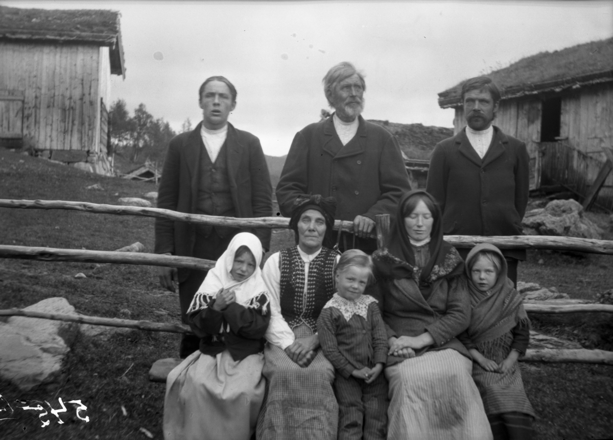 Rikard Berges fotoarkiv. Familieportrett. Jon Sollid og huslyd.