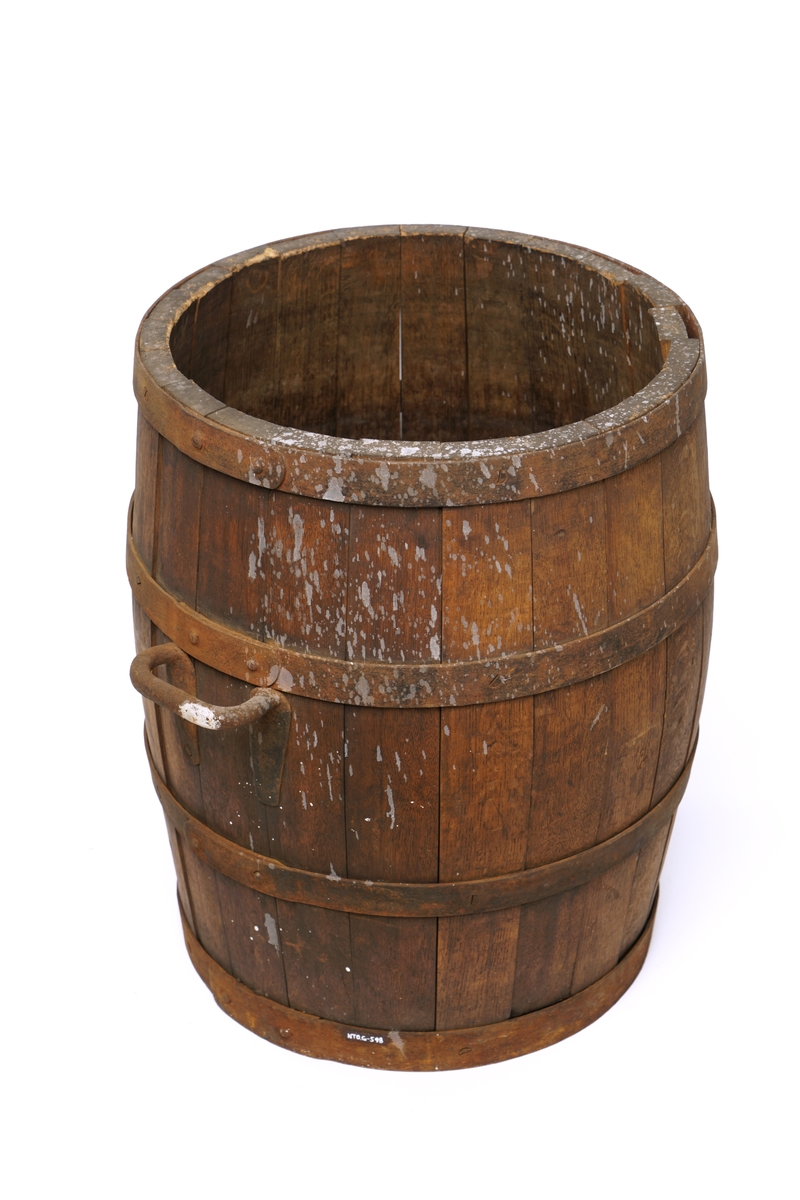 Tretønne (hektolitermål) med 2 bærehanker av metall,.Tønnen er utvendig forsynt med fire metallringer.