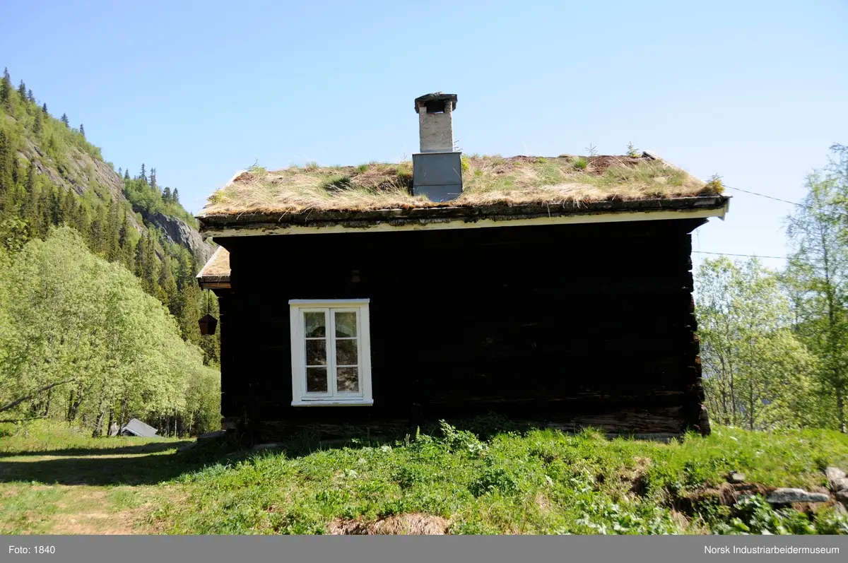 Laftet bygning i halvannen etasje. Bredere og kortere enn stua ved siden av. Gammel, antagelig 1600-tallet