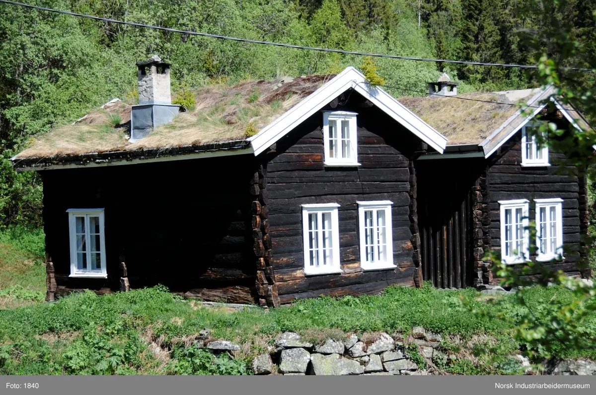 Laftet bygning i halvannen etasje. Bredere og kortere enn stua ved siden av. Gammel, antagelig 1600-tallet
