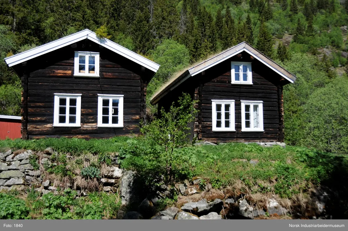 Laftet bygning i halvannen etasje. Bredere og kortere enn stua ved siden av. Gammel, antagelig 1600-tallet