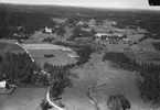 Flygfoto över Gällaryd, i övre kanten ser man Gällaryds kyrka i Värnamo kommun. Nr. D. 1893