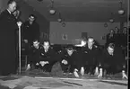 F6 Karlsborg 1953. Taktiska spel under CE1 ledning. Från vänster: CE1 Bjuggren, Hallberg, Lundgren, Winsnes, Liljebäck, Modin, Alm, Glommé. Bakom från vänster: Kvarnmark, Crona, Norell. Albumet är en del av en donation från Karl-Axel Hansson, Karlsborg. Förteckning över hela donationen finns i albumet samt som Word-dokument.