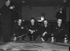 F6 Karlsborg 1953. Taktiska spel under CE1 ledning. Från vänster: CE1 Bjuggren, Lundgren, Johansson, Henriksson, Brostrand, Norell, Kvarnmark. Albumet är en del av en donation från Karl-Axel Hansson, Karlsborg. Förteckning över hela donationen finns i albumet samt som Word-dokument.