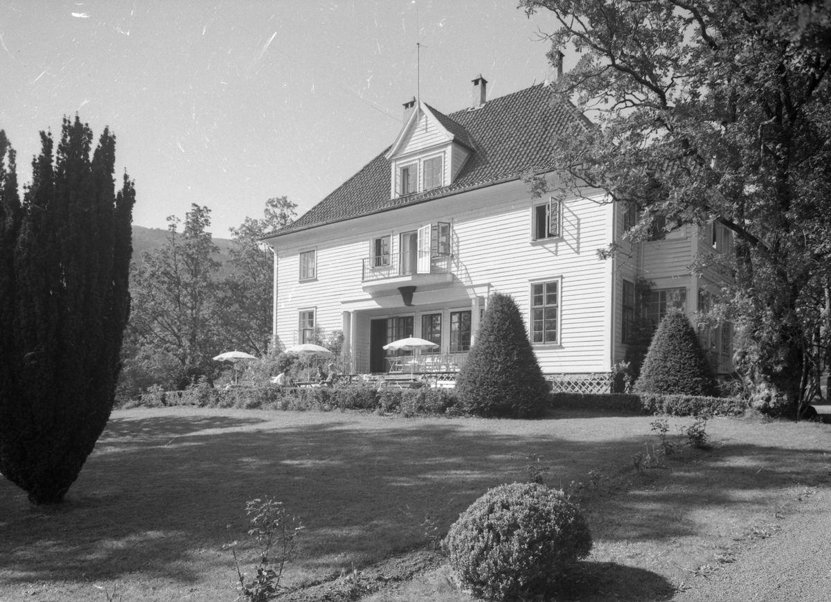 Eikeneset Herregård - gjestgiveri - i Strandebarm.