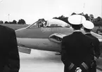 F6 Karlsborg 1954. Chefen flygvapnet General Bengt Nordenskjöld har tagit avsked av flottiljen med ett reaplan av typ J28 besökte han samtliga flyginstutitioner i landet. Chefen F6, adjutanten m.fl. avvaktar starten. Albumet är en del av en donation från Karl-Axel Hansson, Karlsborg. Förteckning över hela donationen finns i albumet samt som Word-dokument.