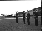 F6 Karlsborg 1954. Chefen flygvapnet, general Ljungdahl inspekterar flottiljen. Från vänster: General Ljungdahl, Göransson, Chefen F6 överste Söderlindh, Gullstrand. Albumet är en del av en donation från Karl-Axel Hansson, Karlsborg. Förteckning över hela donationen finns i albumet samt som Word-dokument.